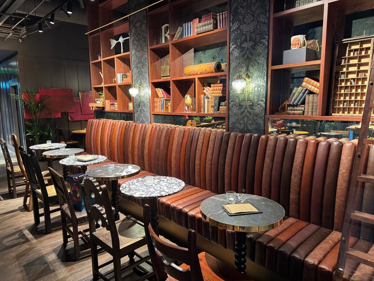 banquette and chair seating designed by dynamic contract furniture