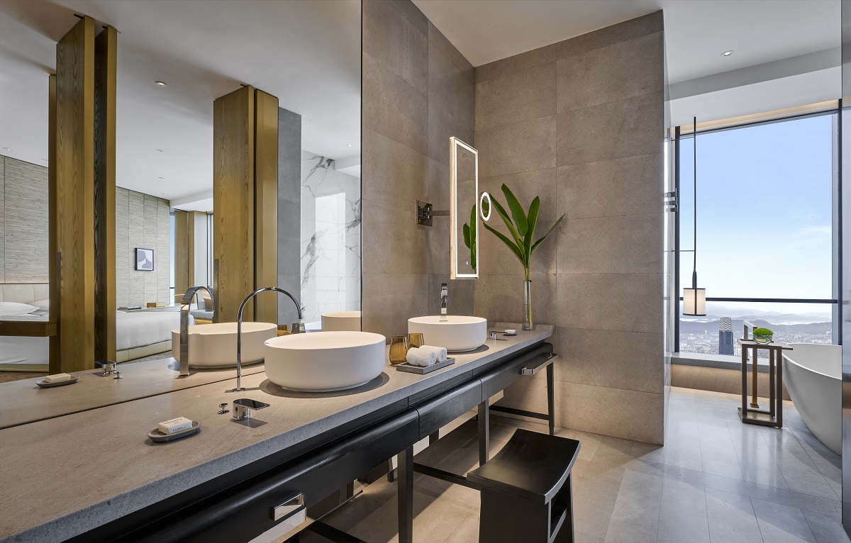 Corner King_Bathroom with floor to ceiling windo with view over Kuala Lumpur