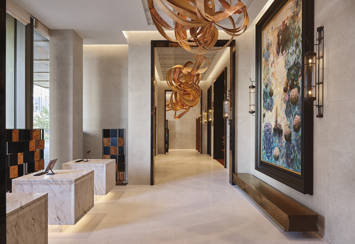 The lobby greets guests with a striking gold, swirl-like installation by Charlie Whinney called ‘Ebb and Flow’, inspired by the river Thames. 