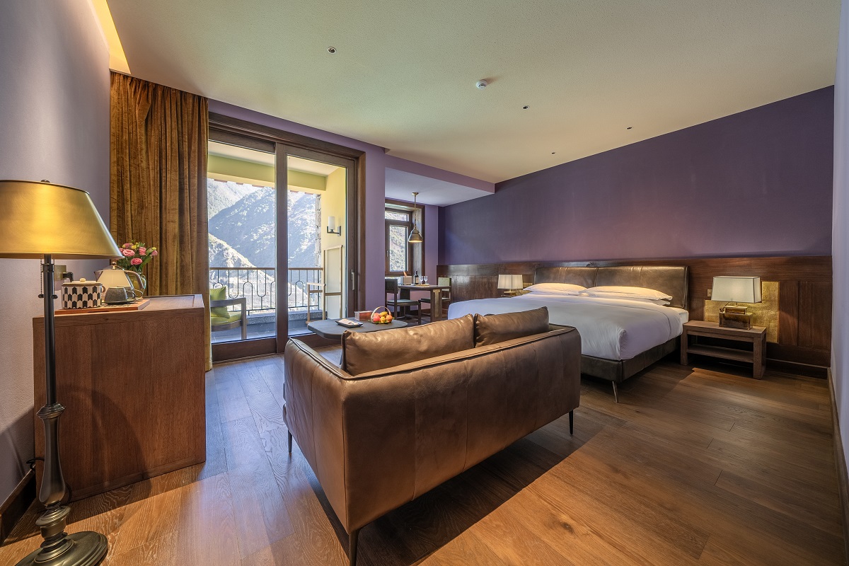 hotel guestroom with view over the mountains and the Lancang River