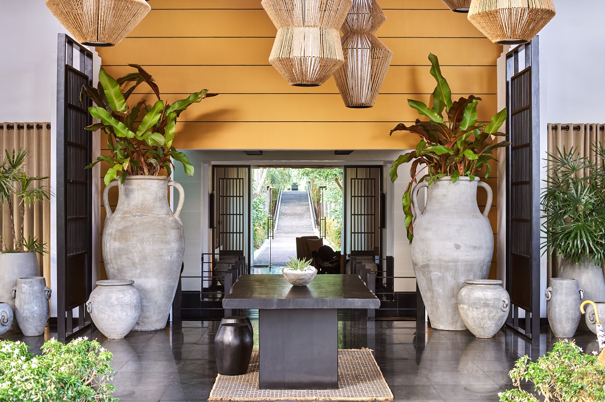 oversized pots and woven lampshades in entrance to boutique hotel Sun Siyam Pasikudah