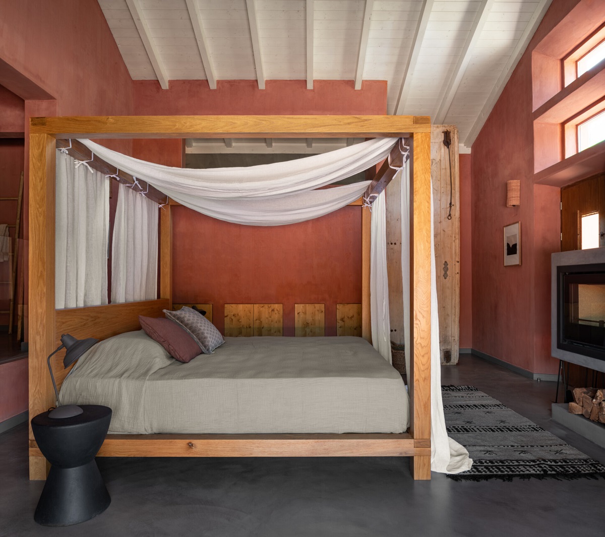 canopied bed in terracotta guestroom Suite-da-Ribeira