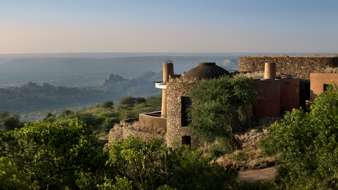andBeyond Suyian lodge occupies a unique position on an escarpment