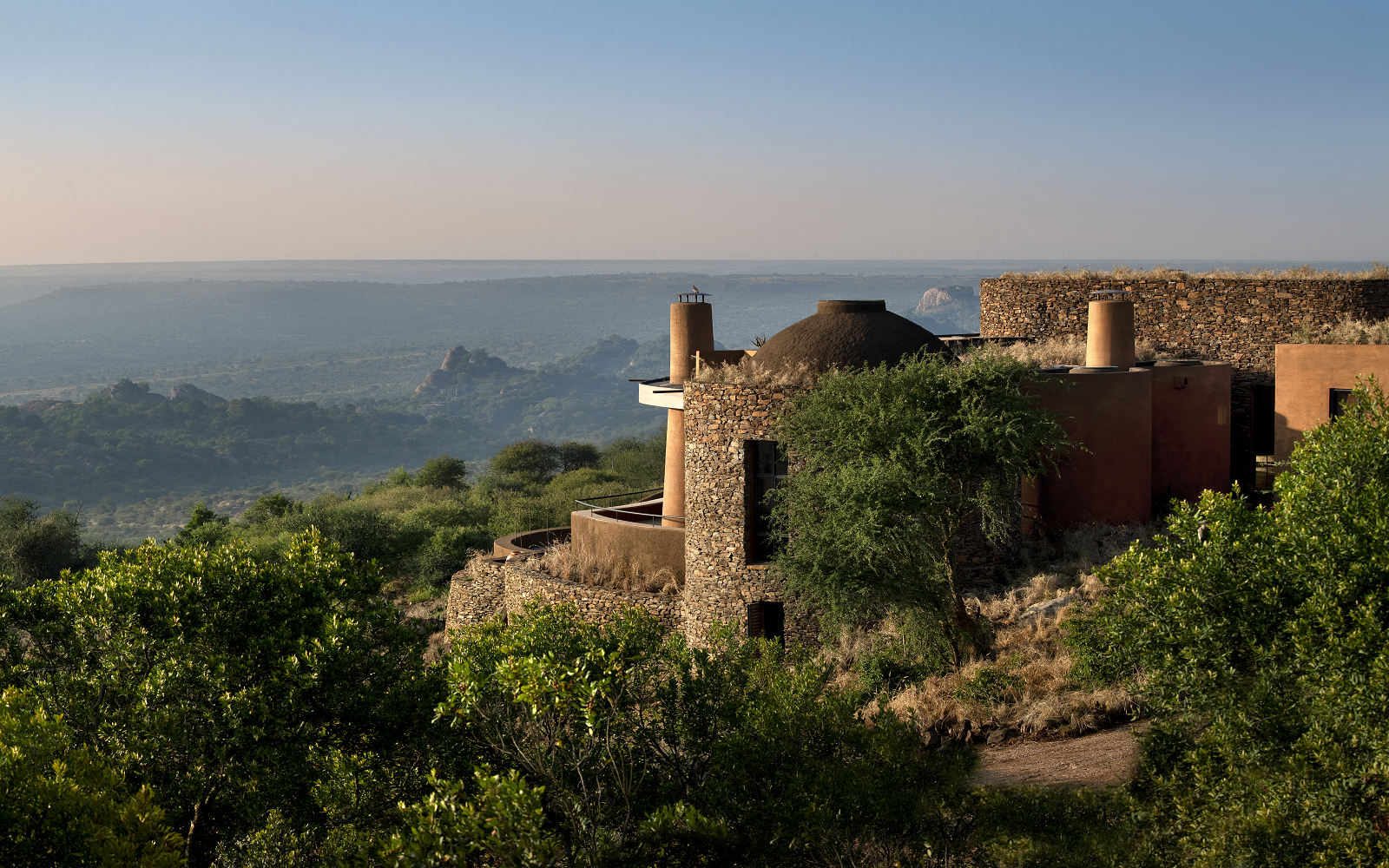 andBeyond Suyian lodge occupies a unique position on an escarpment