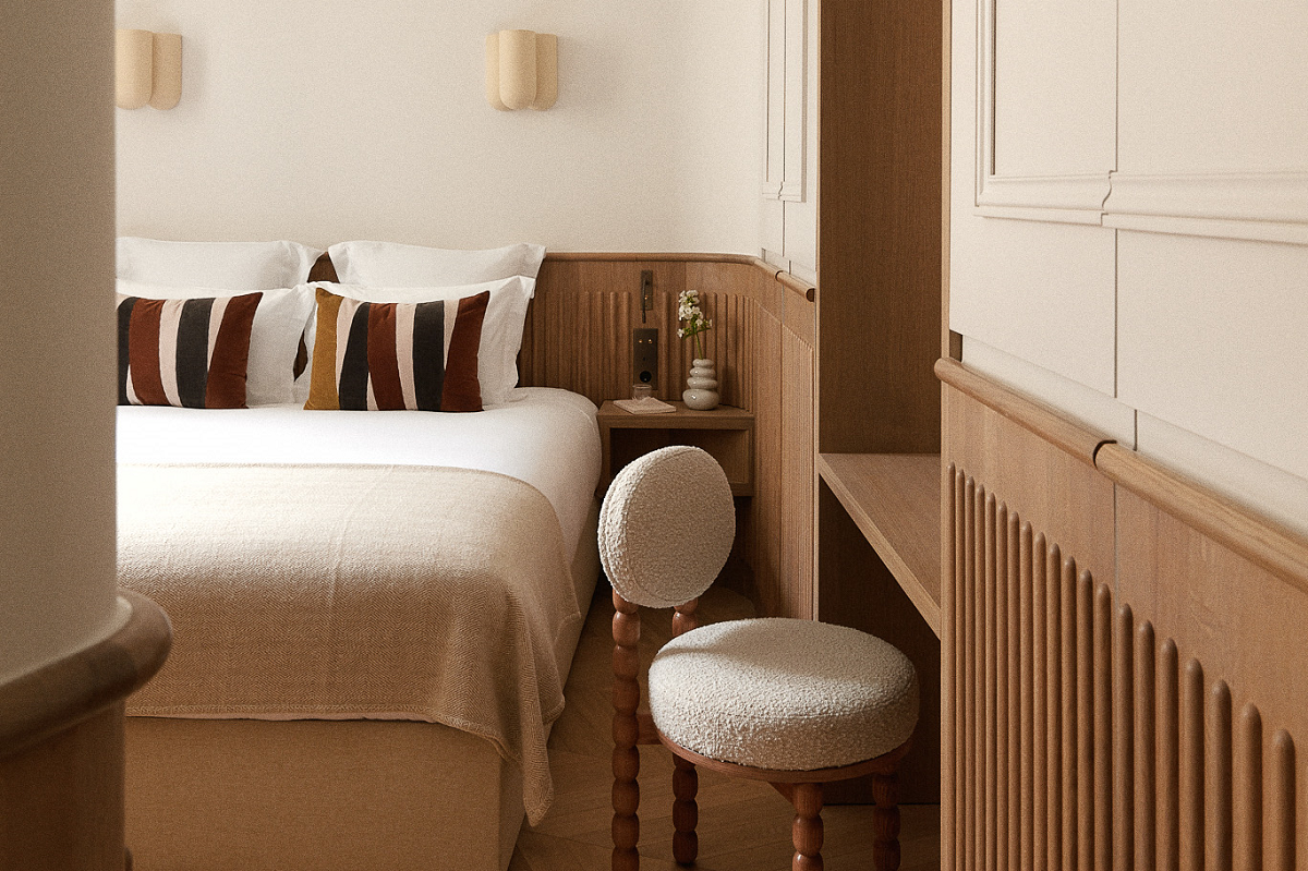 bedroom and desk detail in Pyramides Paris