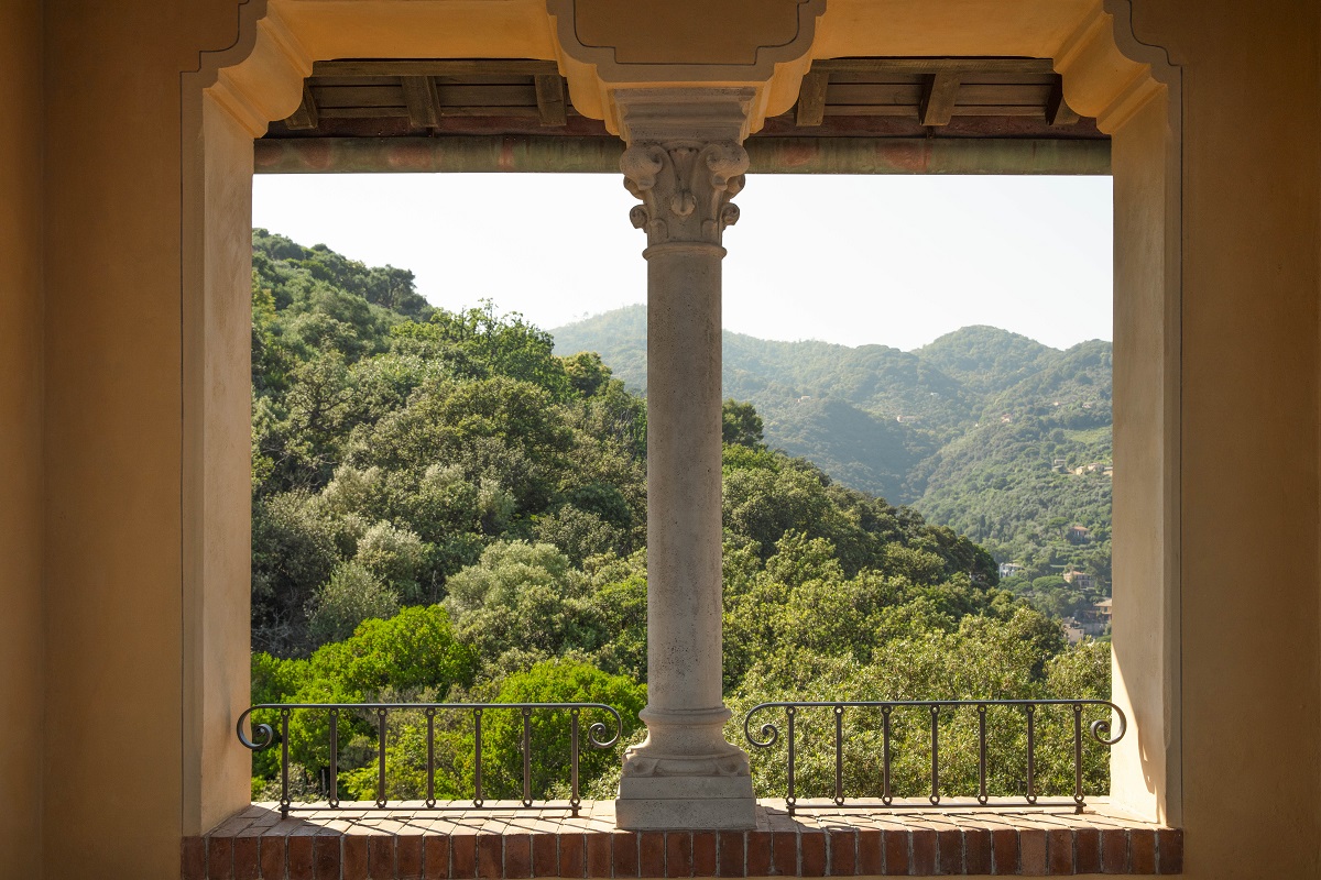 column and arched windows in Villa Beatrice with view over Italian landscape