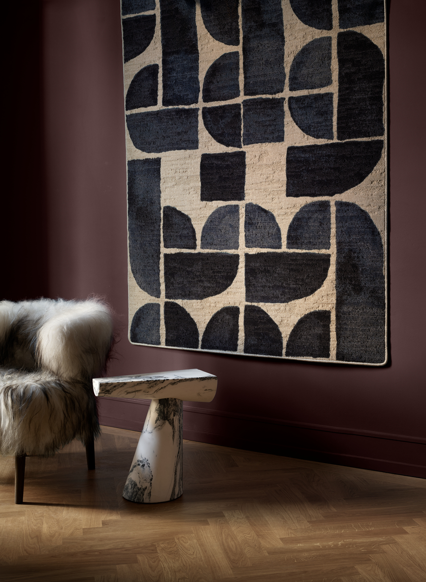 Abstract soft shapes black and white overlocked rug