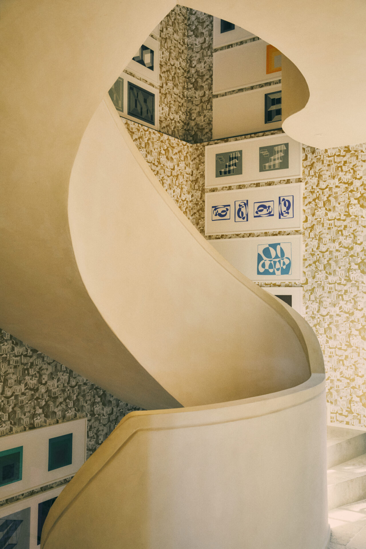 Altronde fabric from Dedar lines the walls of a curved staircase 