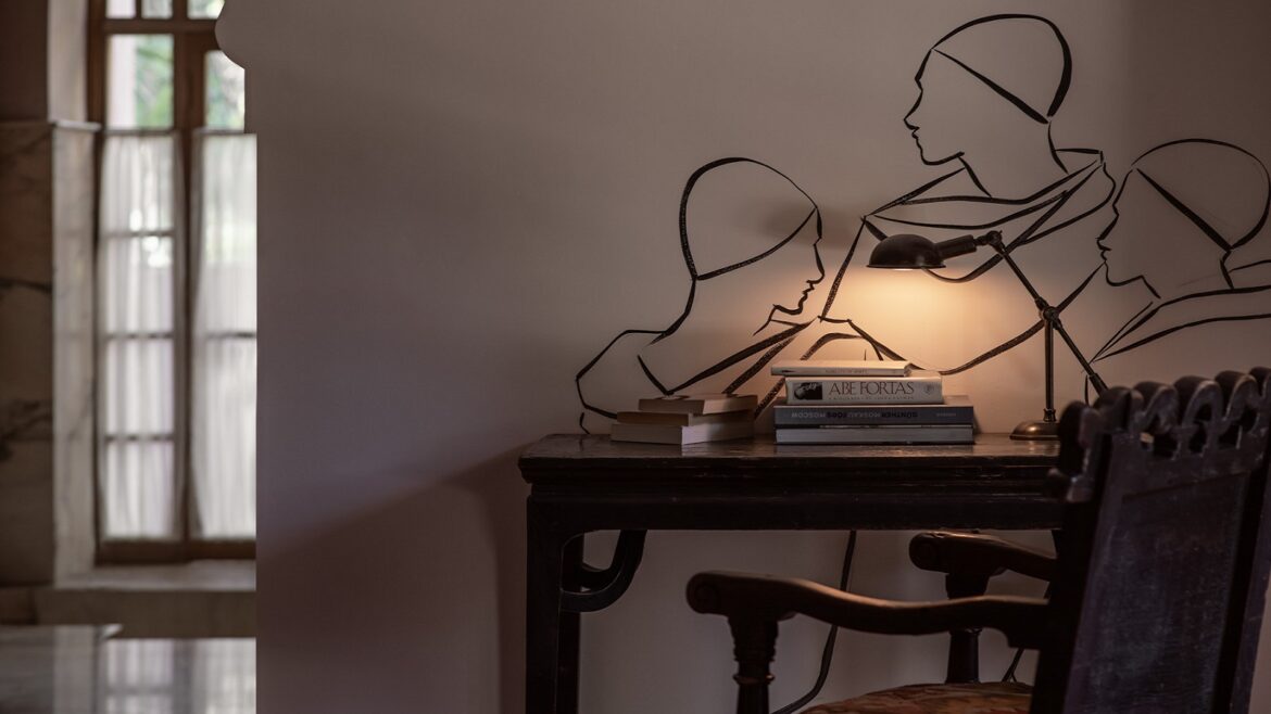 line drawing on the wall behind the desk in Jnane Rumi