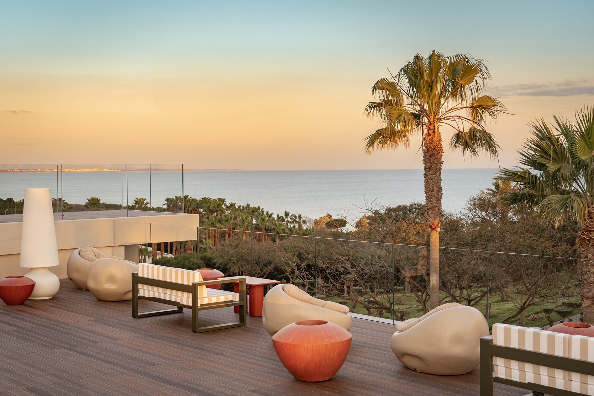 terrace with palm tree and ocean view Kimpton Algarve