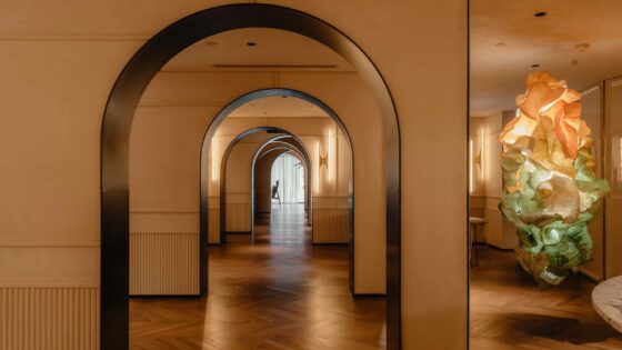 series of arches leading into Grand Hyatt Singapore