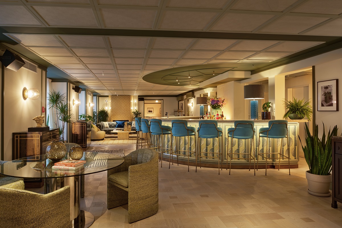 curved bar with blue bar stools in the Sircle Vienna