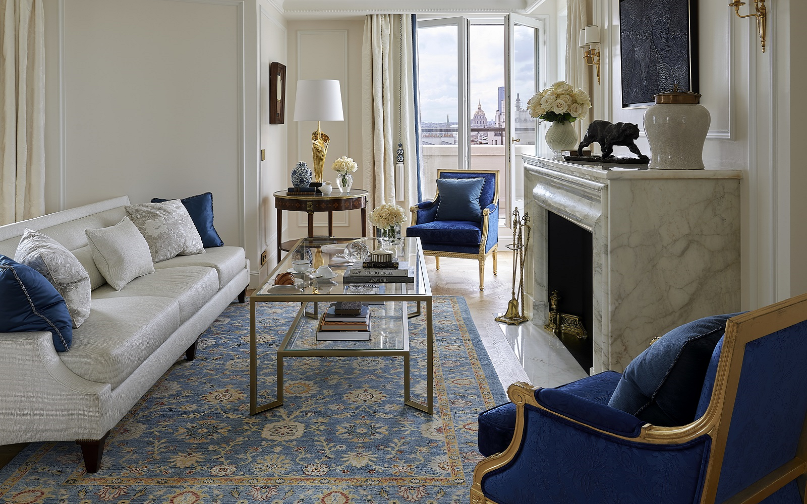 Four Seasons Hotel George V entered a new chapter in its history: the complete renovation of its 243 rooms and suites. Designed by Pierre-Yves Rochon (PYR),