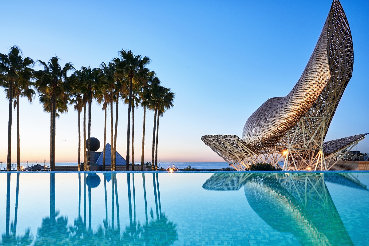 palm trees, swimming pool and Frank Gehry fish sculpture in Hotel Arts Barcelona