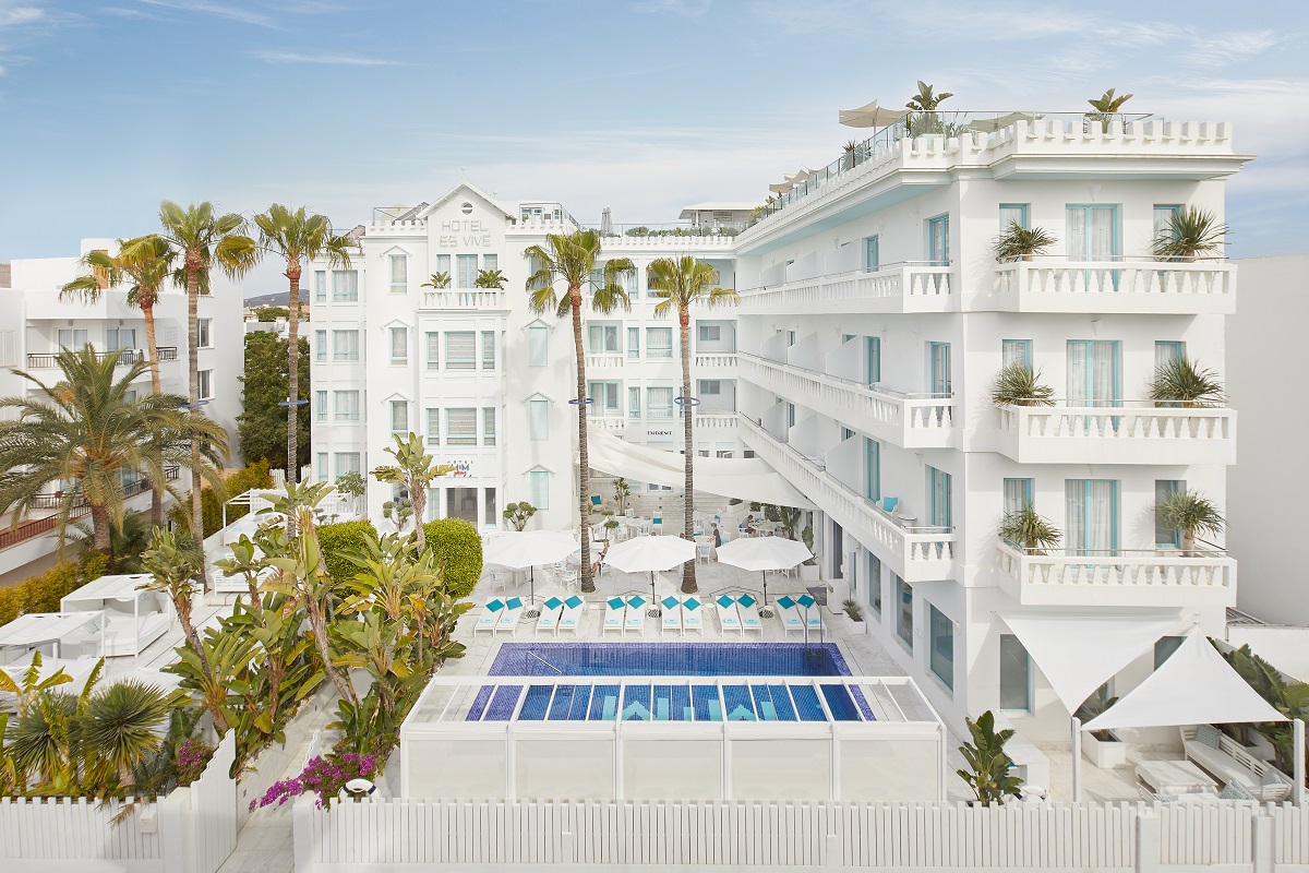 white hotel facade MiM Ibiza with palm trees and blue swimming pool
