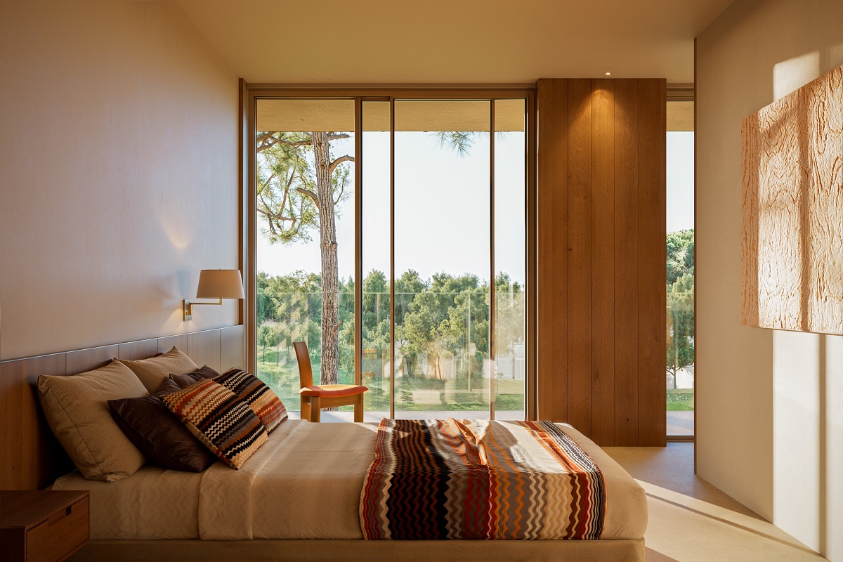 bedroom in Aroeira with natural light wooden surfaces and Missoni fabric