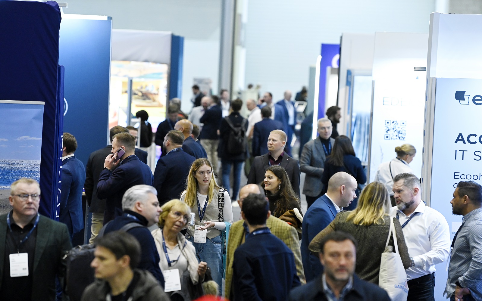 crowd image in exhibition hall at csi europe