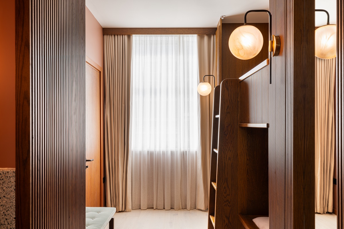 wood panelled Mollie's Manchester guestroom with bunk bed cubicles