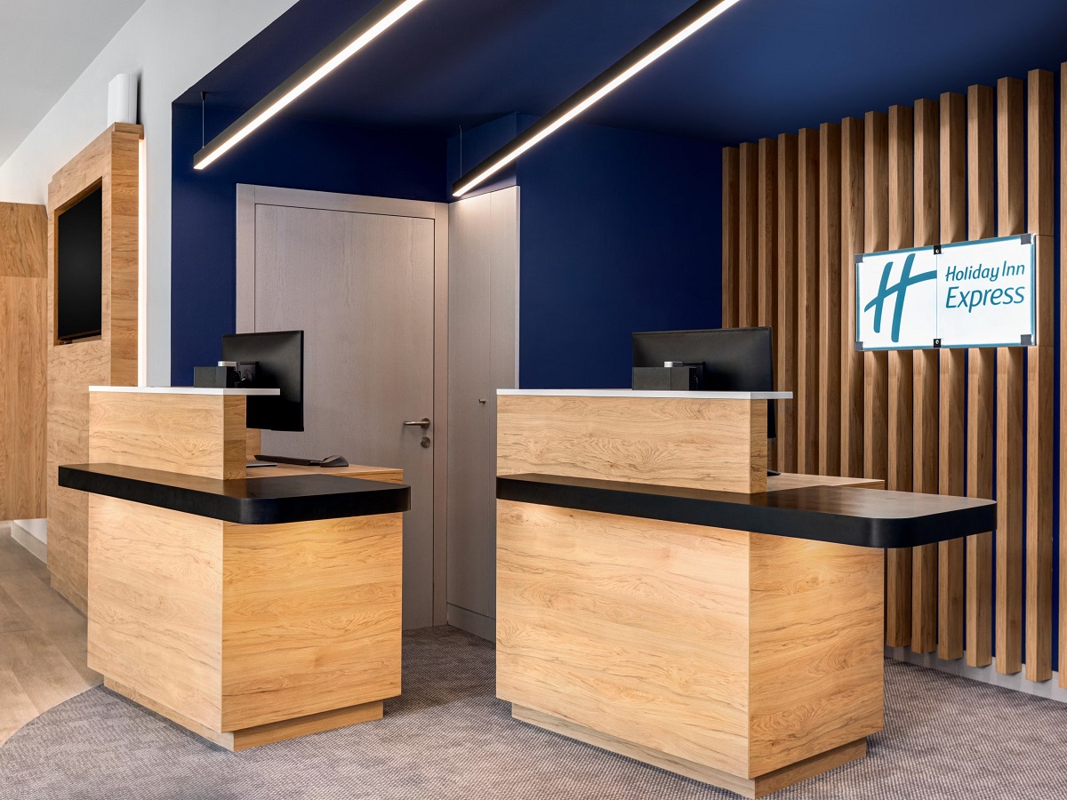 Holiday Inn reception desk using Velstone Solid Surface 