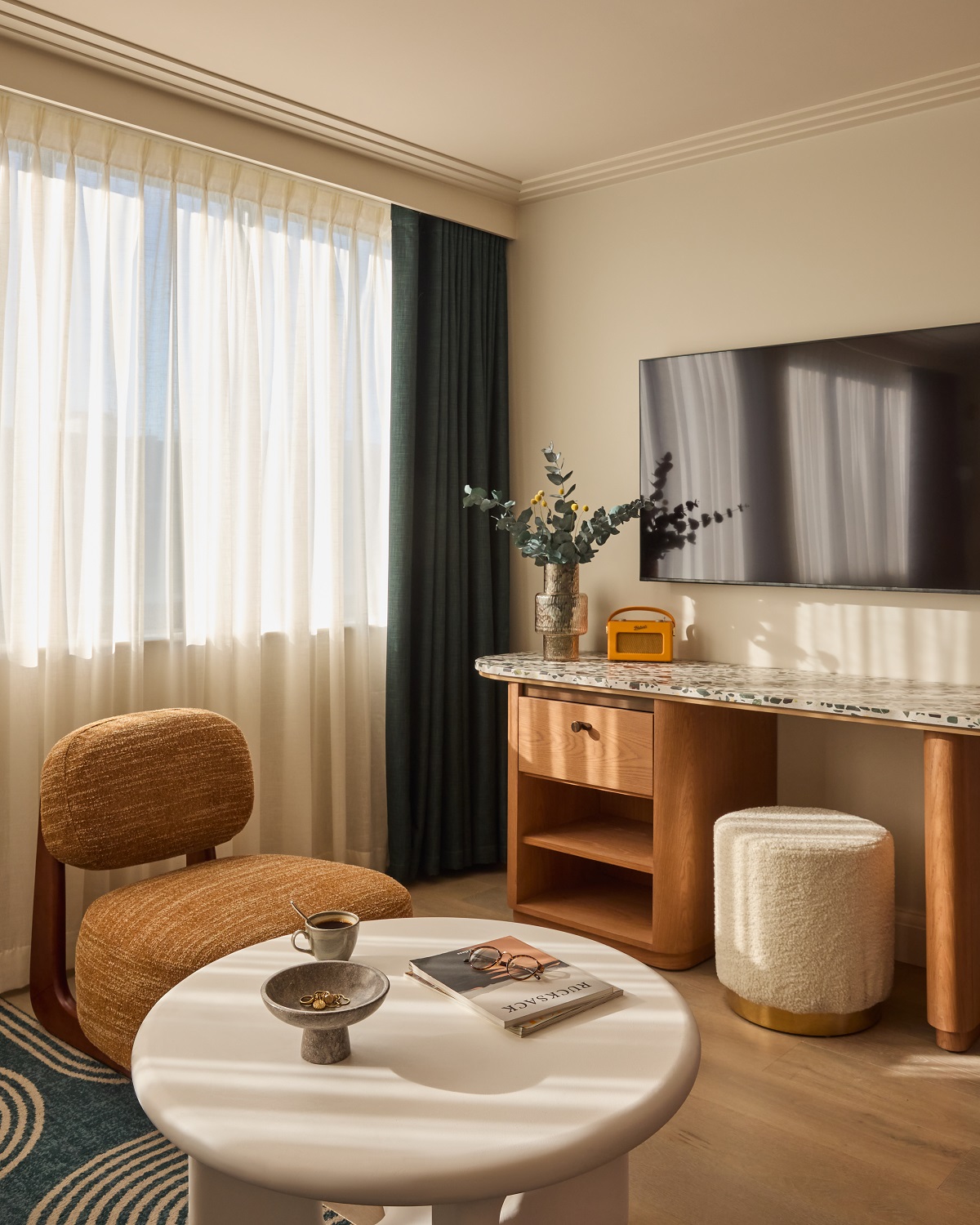 guestroom seating and table Hotel Indigo K West Shepherds Bush_