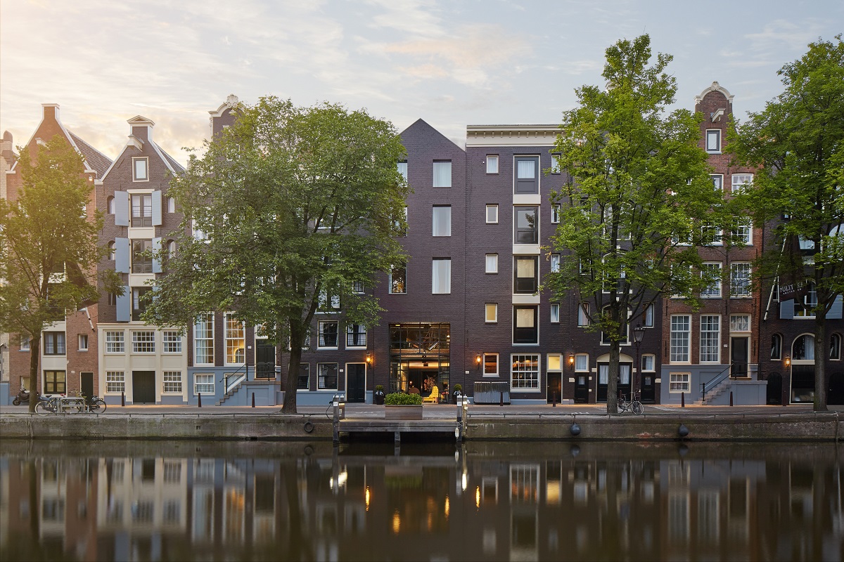 exterior and entrance - Pulitzer amsterdam seen from across the canal