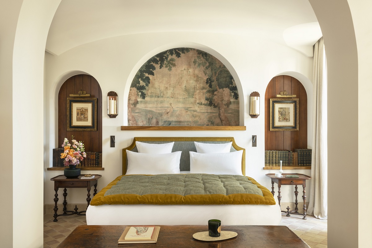 bedroom in Airelles Palladio Venice with mural in alcove behind bed