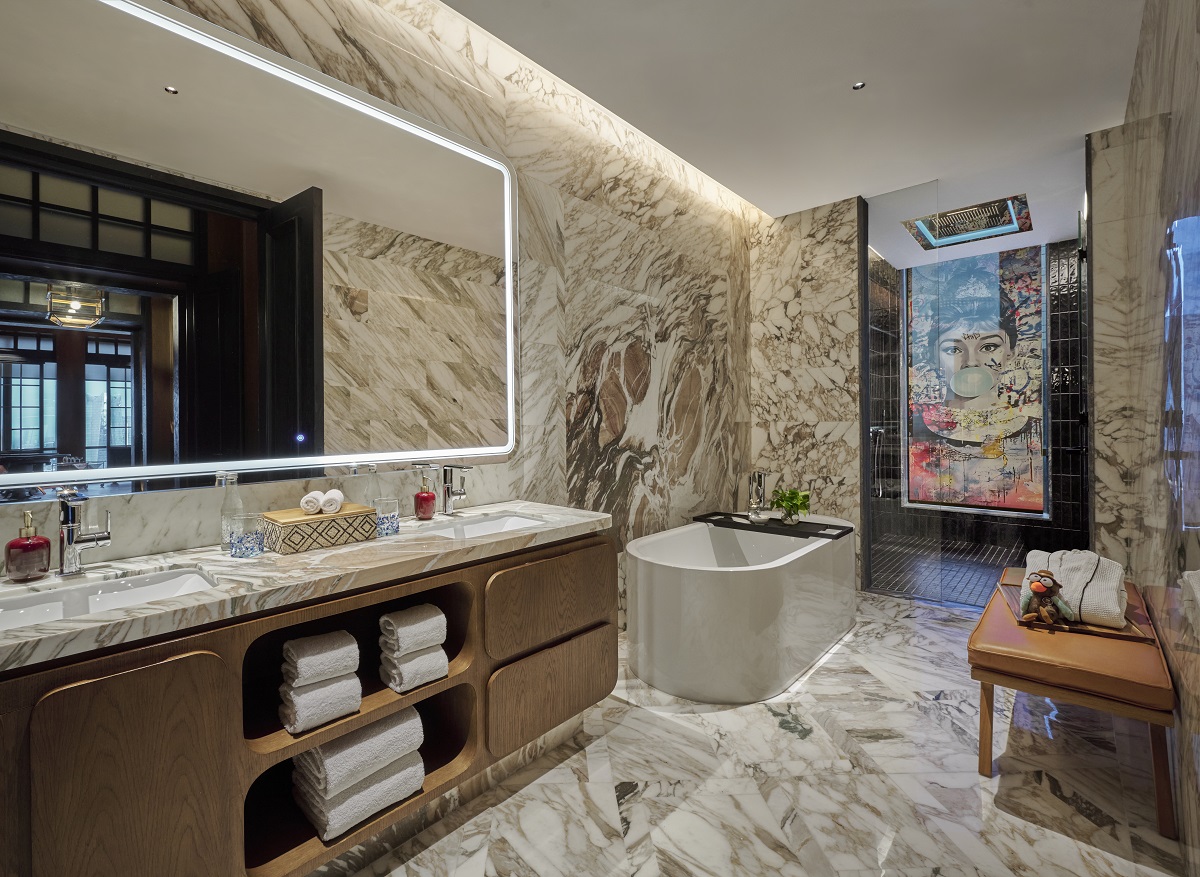 penthouse bathroom in 25hours the oddbird Jakarta Suite Bathroom Audrey