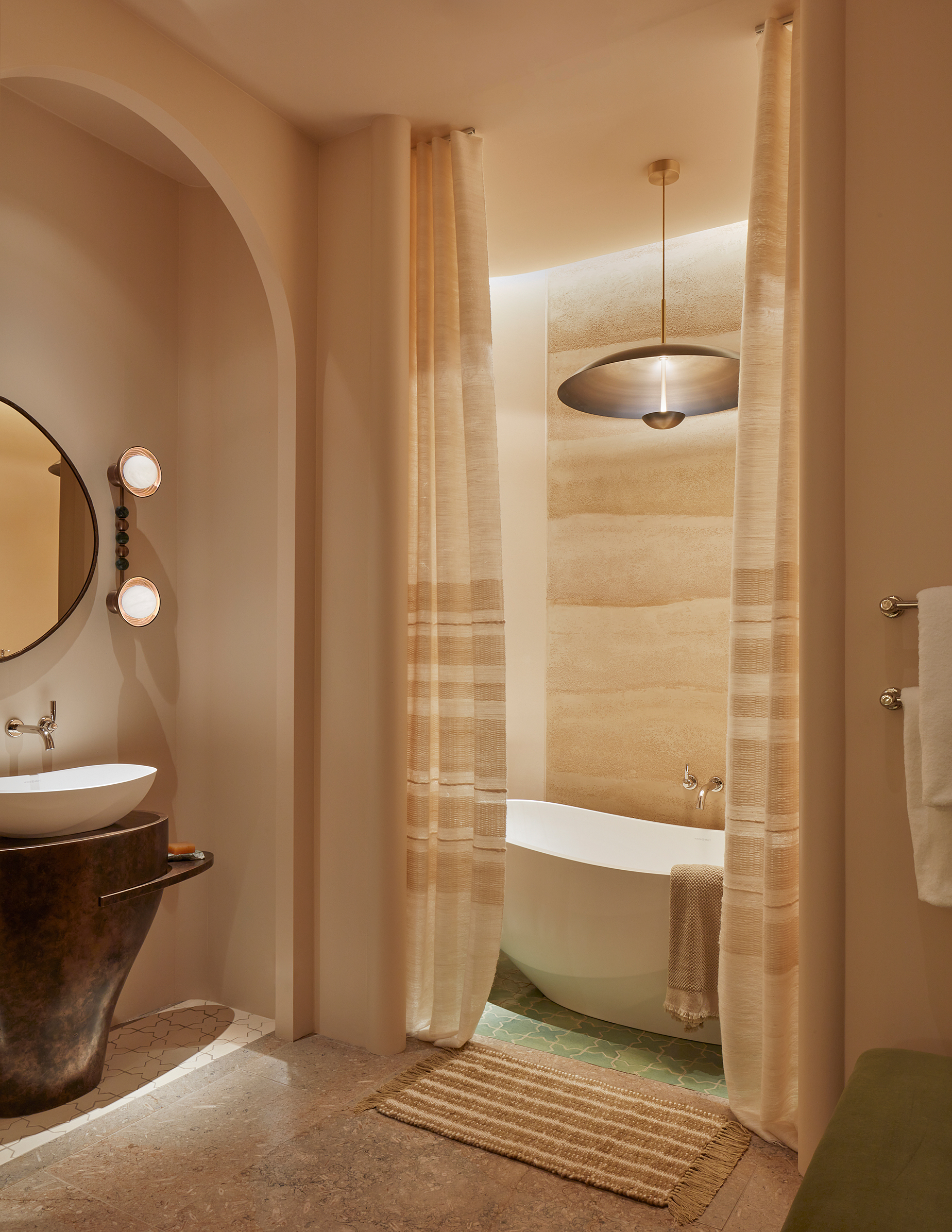 WOW!house principal bathroom with bath tub