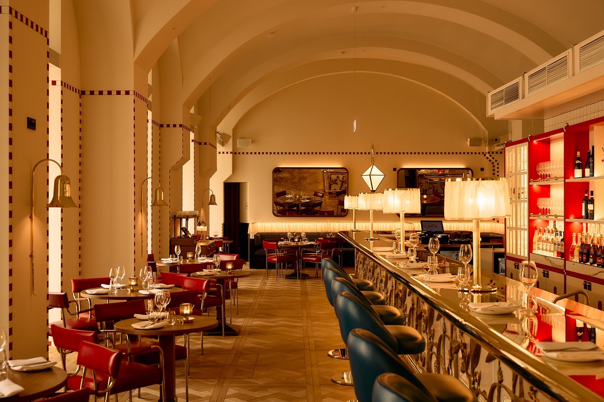 vaulted ceiling in Rascal Wilde vienna with tables on window side and bar running on internal side