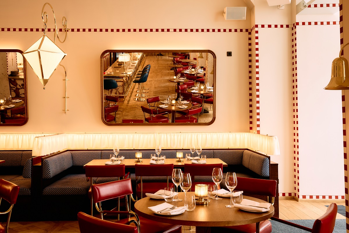 chequered detail on wall framing mirror above banquette