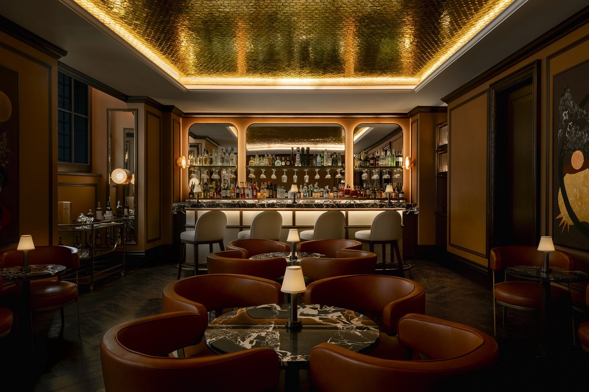 gold ceiling reflecting lighting in Ocra bar corinthia Rome