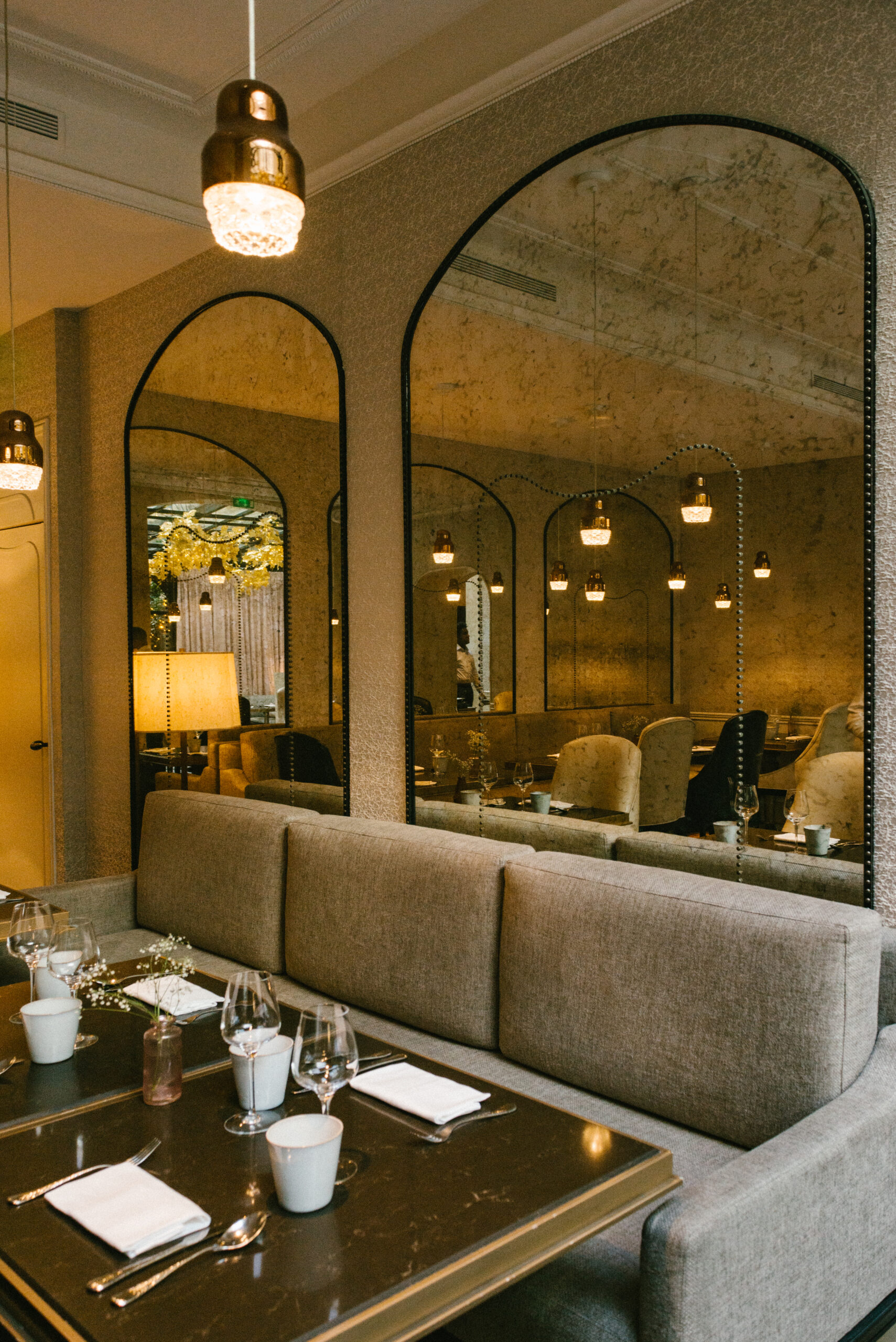 Restaurant Cleo with large mirrored walls