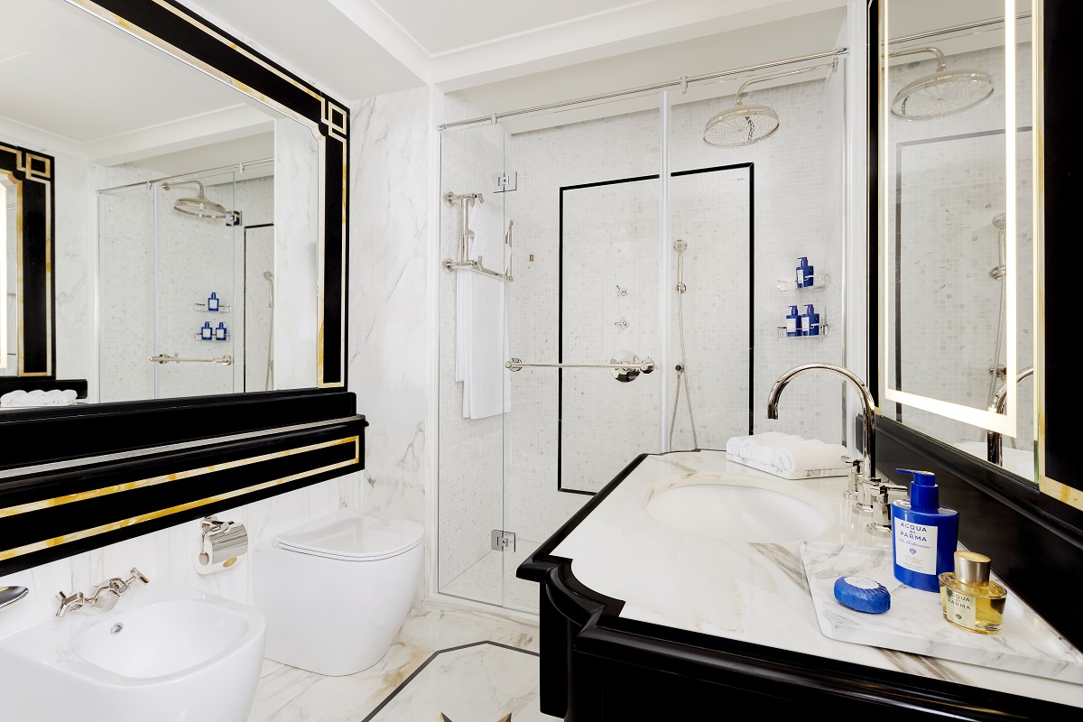 marble bathroom in Rome Cavalieri with shower