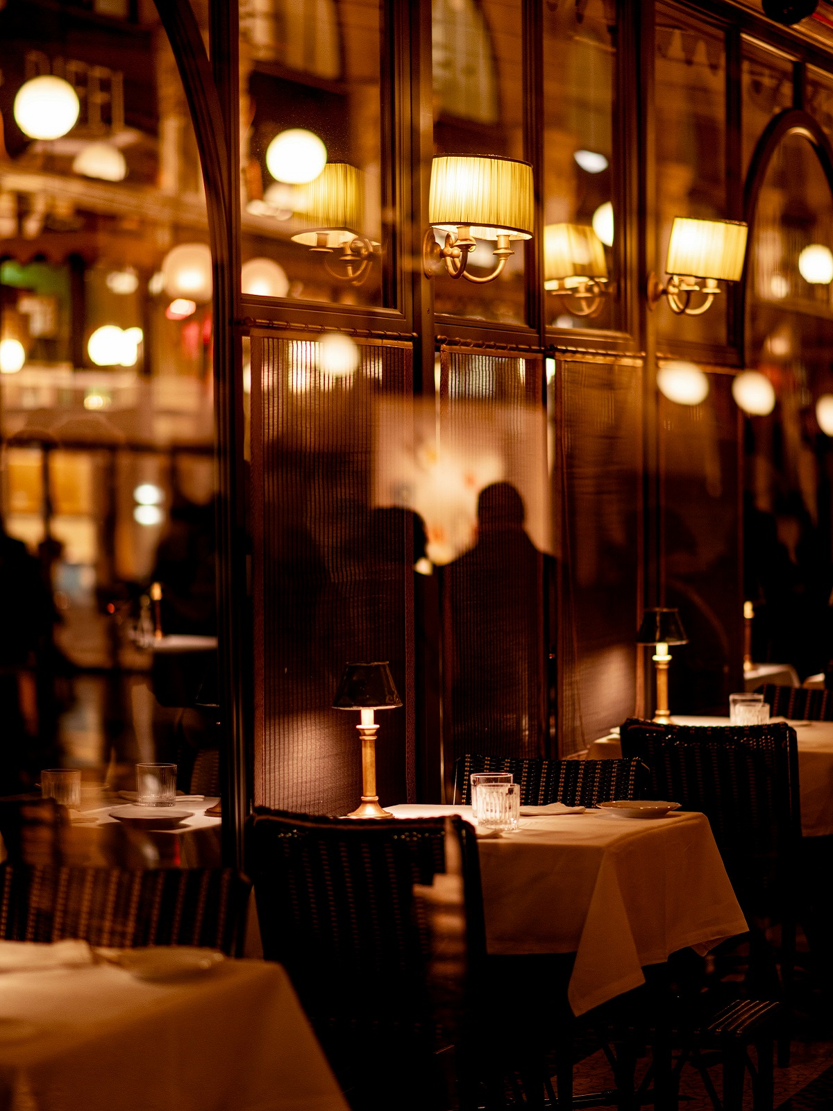lighting and reflections in restaurant design