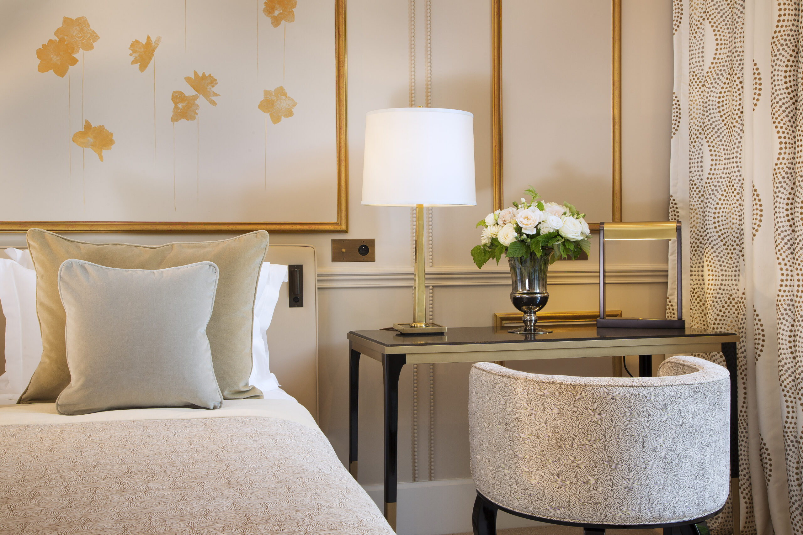 Guest rooms at Le Narcisse Blanc