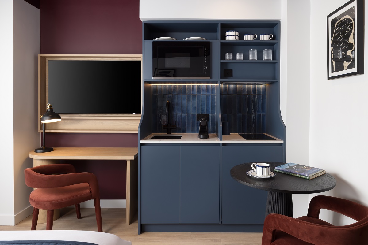 galley kitchen space and tv in aparthotel onefifty fenchurch