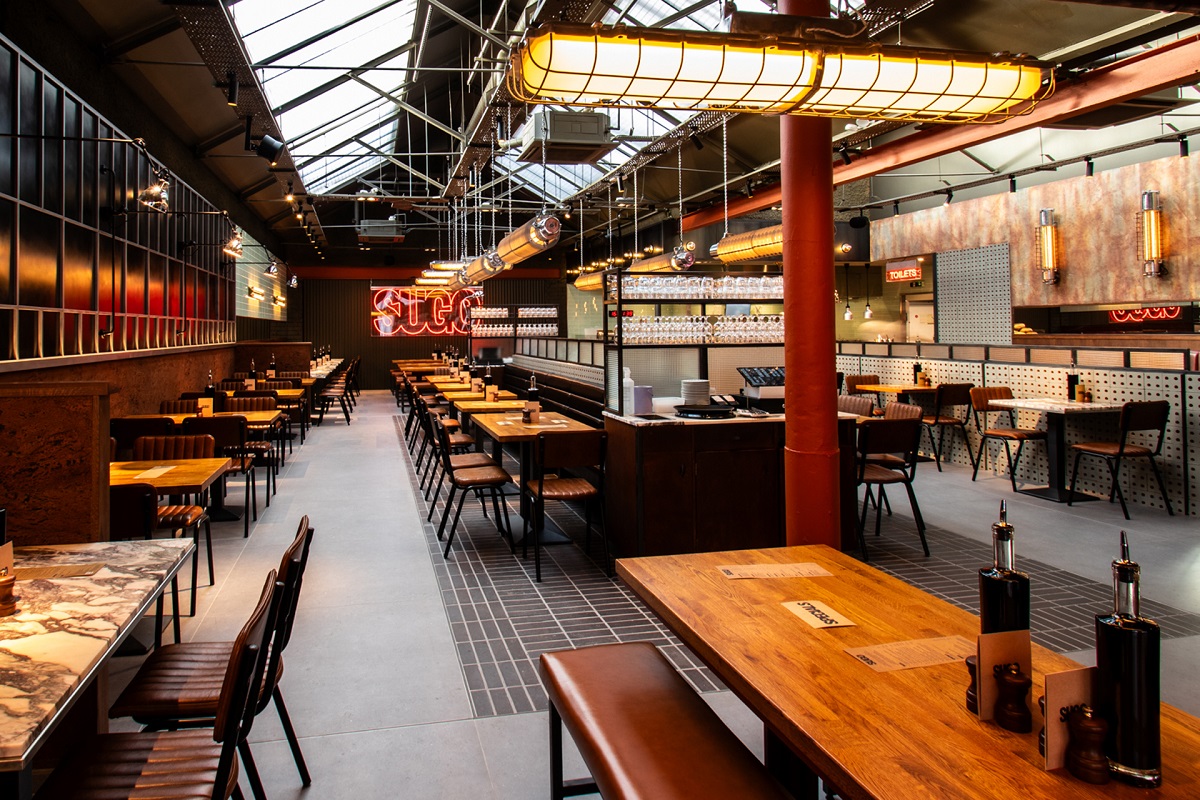 reclaimed lighting in industrial style restaurant interior -SUGO-restaurant-design