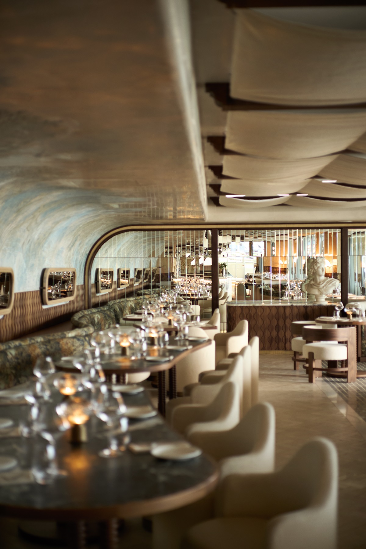 interior restaurant Omri in Morea House