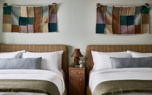 2 beds in Hotel corduroy with decorative textile wallhanging behind