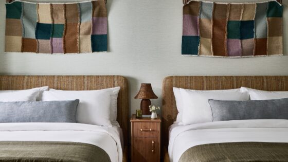 2 beds in Hotel corduroy with decorative textile wallhanging behind