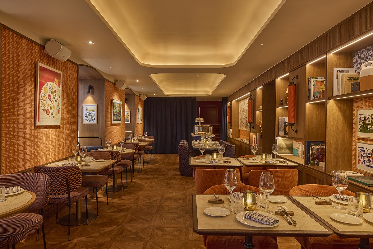 mezzanine floor wih art and resored parquet floor in KeliRestaurant-Madrid_EdReeve-13