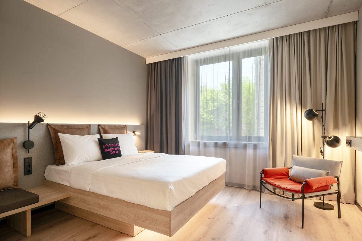 guestroom with double bed and chair Moxy_Budapest_Dowtown_Opening_May_2026_030