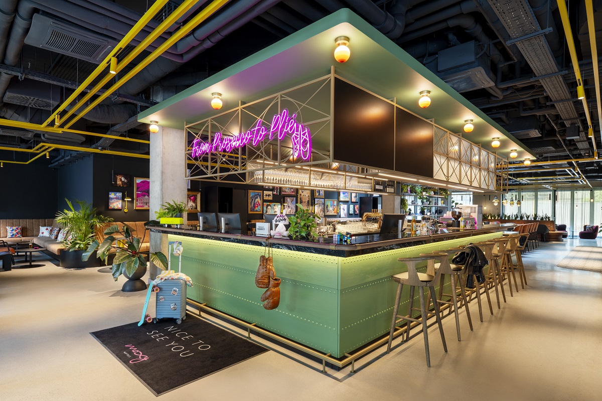 central bar in lobby Moxy_Budapest_Dowtown_Opening_May_2026_047
