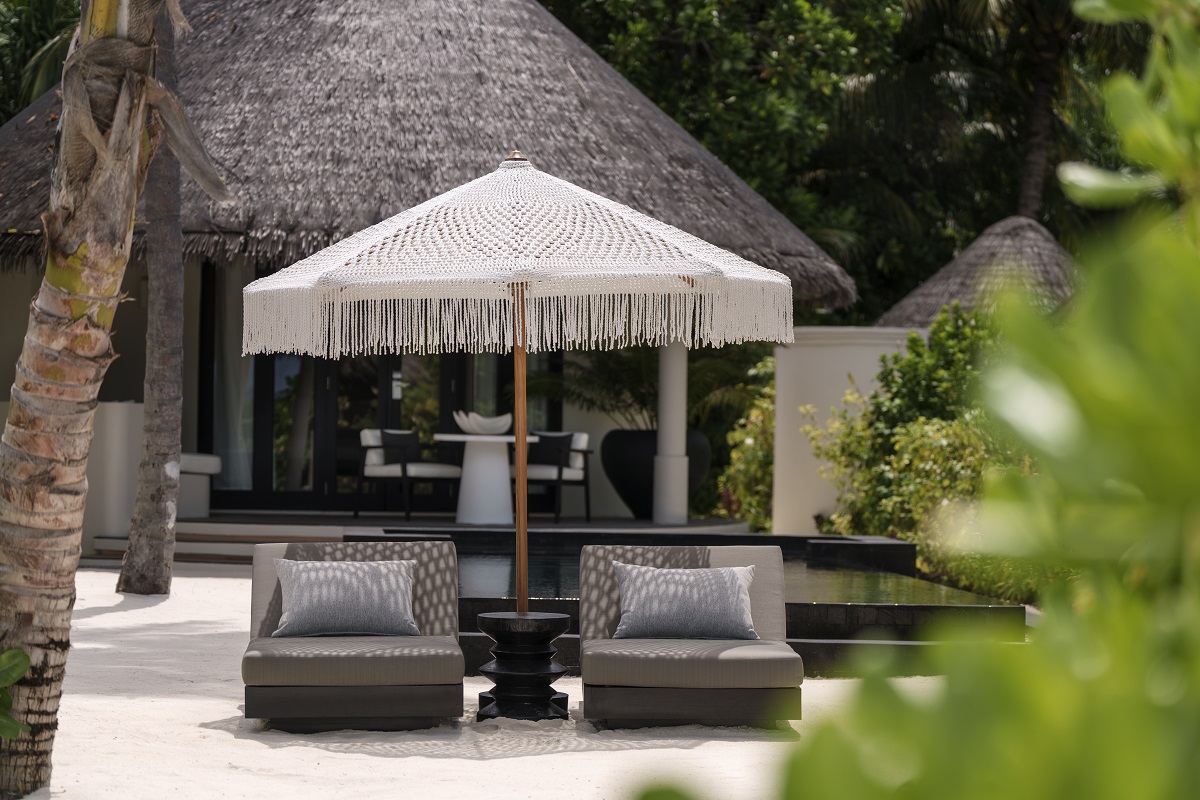 sunloungers and parasol alongside pool Sun Suyam Iru Fushi