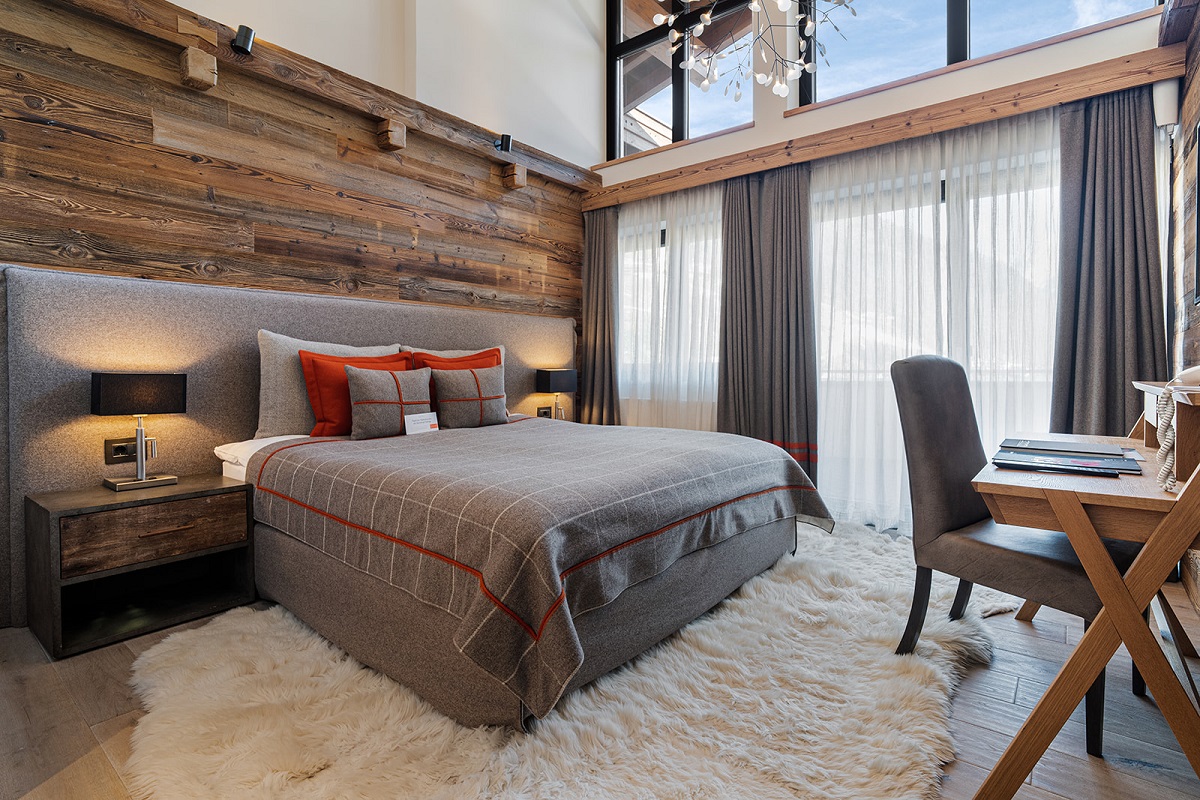 guestroom with bed against wooden panelled wall in Hotel Das Central - Sölden - Autriche - case study TOTO