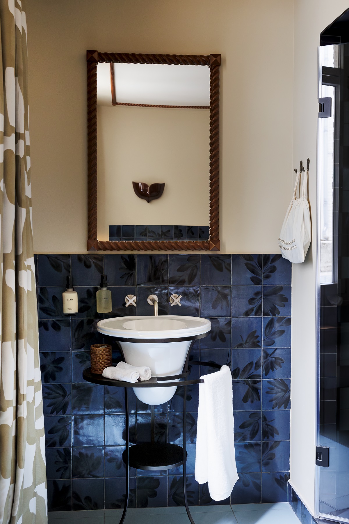 babel lille with blue tiles surrounding basin in ensuite bathroom