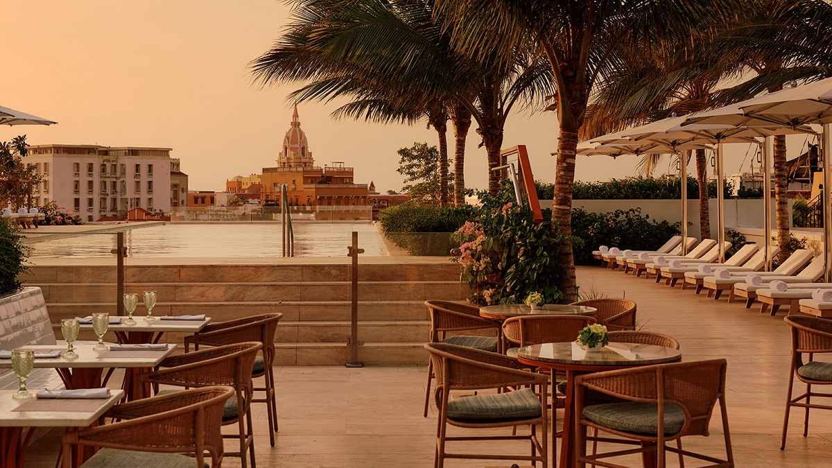Four Seasons rooftop bar with view over the city