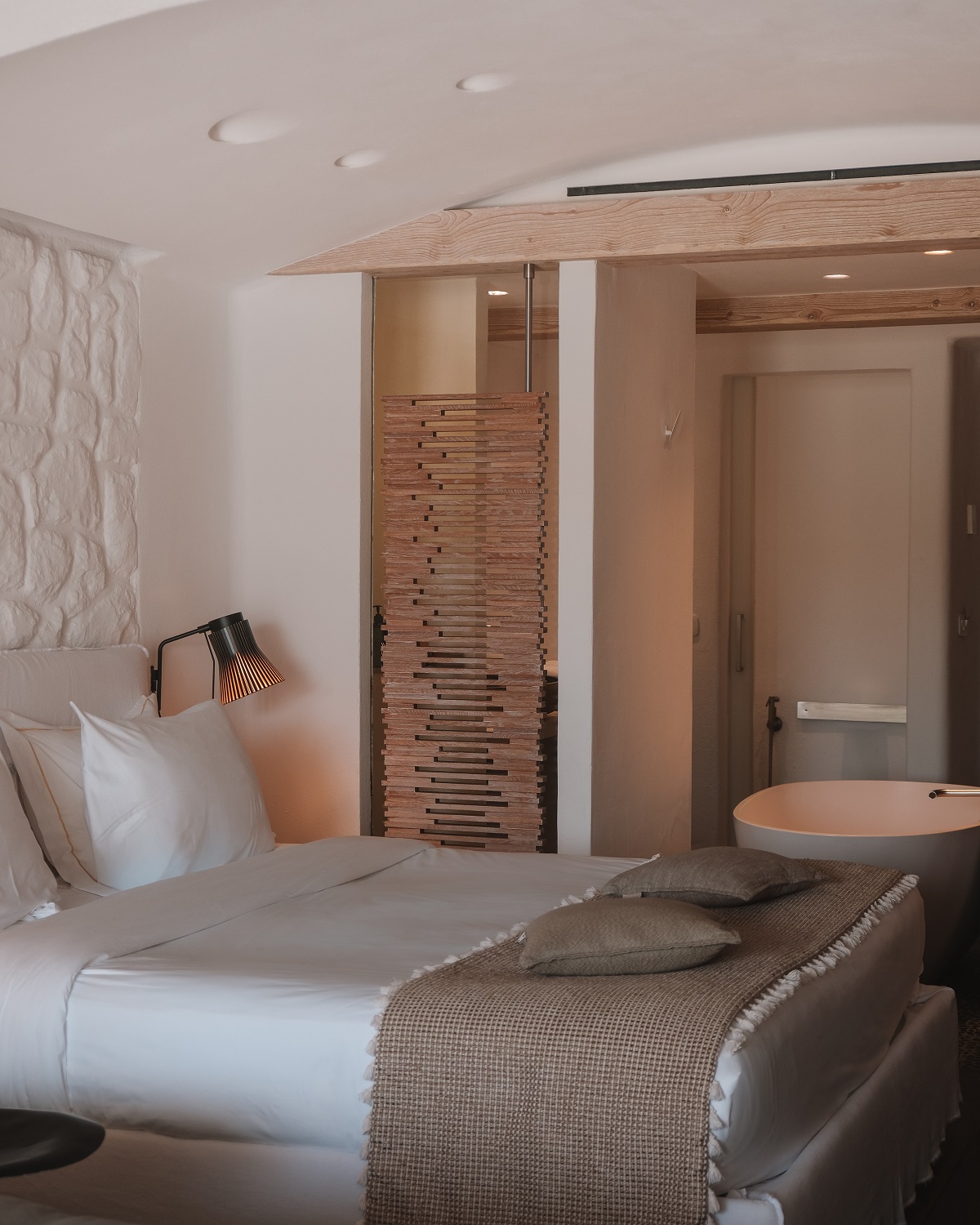 guestroom-Kove-Hotel-_-Spa-Mykonos-MGallery-Collection-Room_
