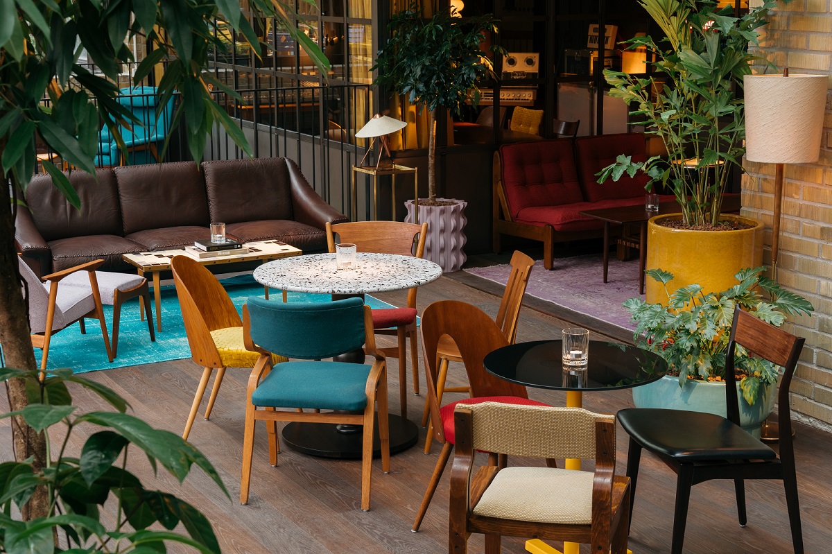colourful mix of furniture and chairs in the Ruby Frida_Lounge