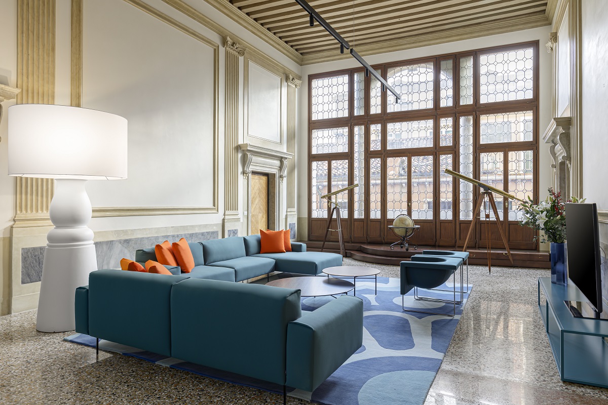 blue couch with orange cushions in resored palace TULIPANO PALAZZO DEI FIORI 